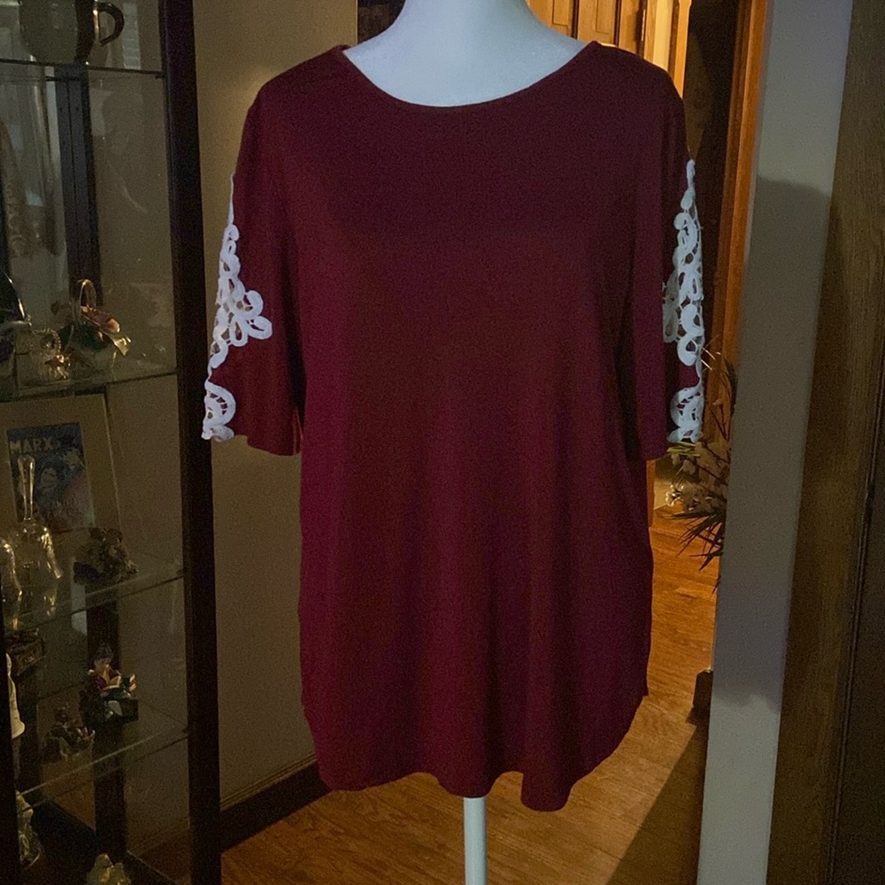 Size large Meaneor top with decorative short sleeves perfect condition